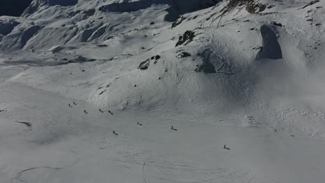 Vista-Aérea-De-Un-Grupo-Activo-De-Esquiadores-En-Los-Alpes-Franceses.-Día-Soleado-La-Plagne